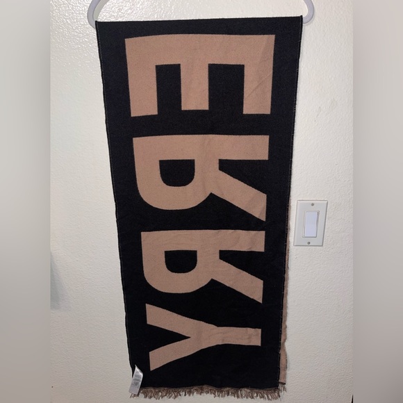 BURBERRY SCARF - Picture 5 of 8